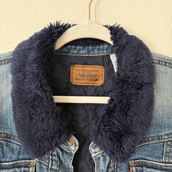 Brand New Levi's Women's Size Small Fauc Fur Collared Denim Trucker Jacket - Picture 3 of 11
